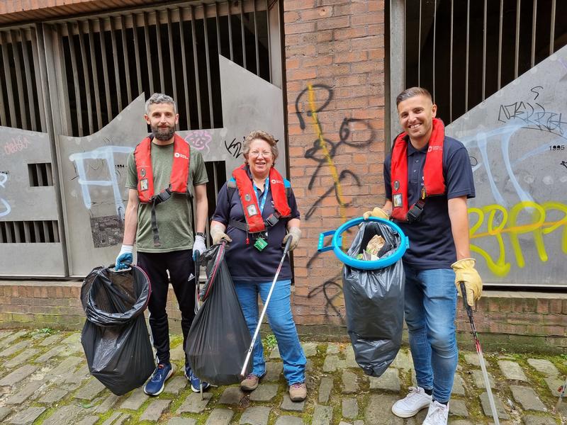 Wave volunteers litter picking at Rochdale Canal